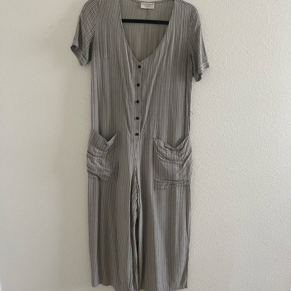 Jumper size Small with front pockets and front buttons!